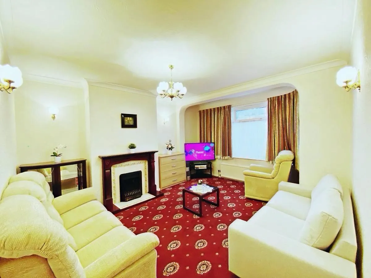 Вилла Barking London House Sleeps 12 - Parking - Train Tube - Airport