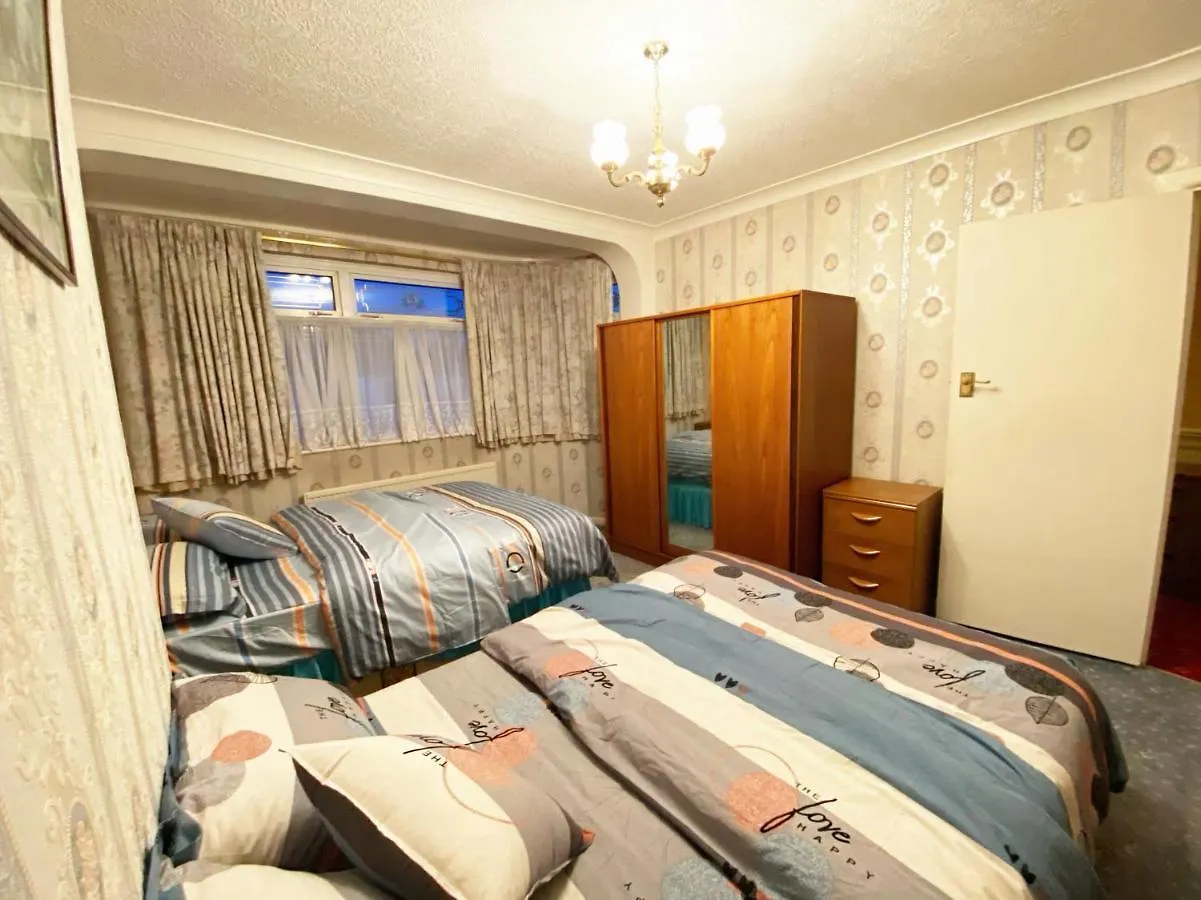 Дом отдыха Вилла Barking London House Sleeps 12 - Parking - Train Tube - Airport Великобритания