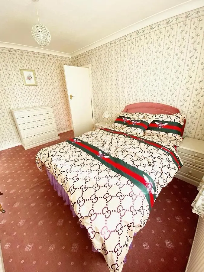 Дом отдыха Вилла Barking London House Sleeps 12 - Parking - Train Tube - Airport
