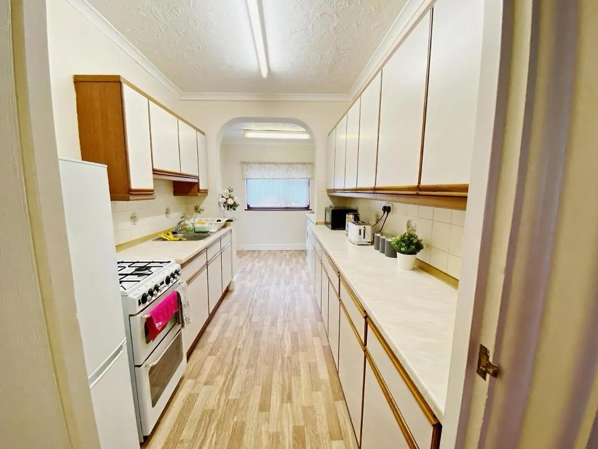 Вилла Barking London House Sleeps 12 - Parking - Train Tube - Airport