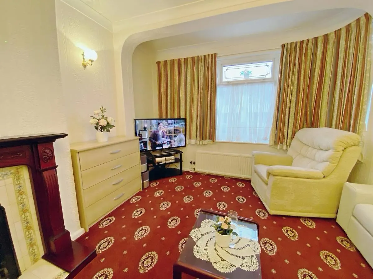 Дом отдыха Вилла Barking London House Sleeps 12 - Parking - Train Tube - Airport