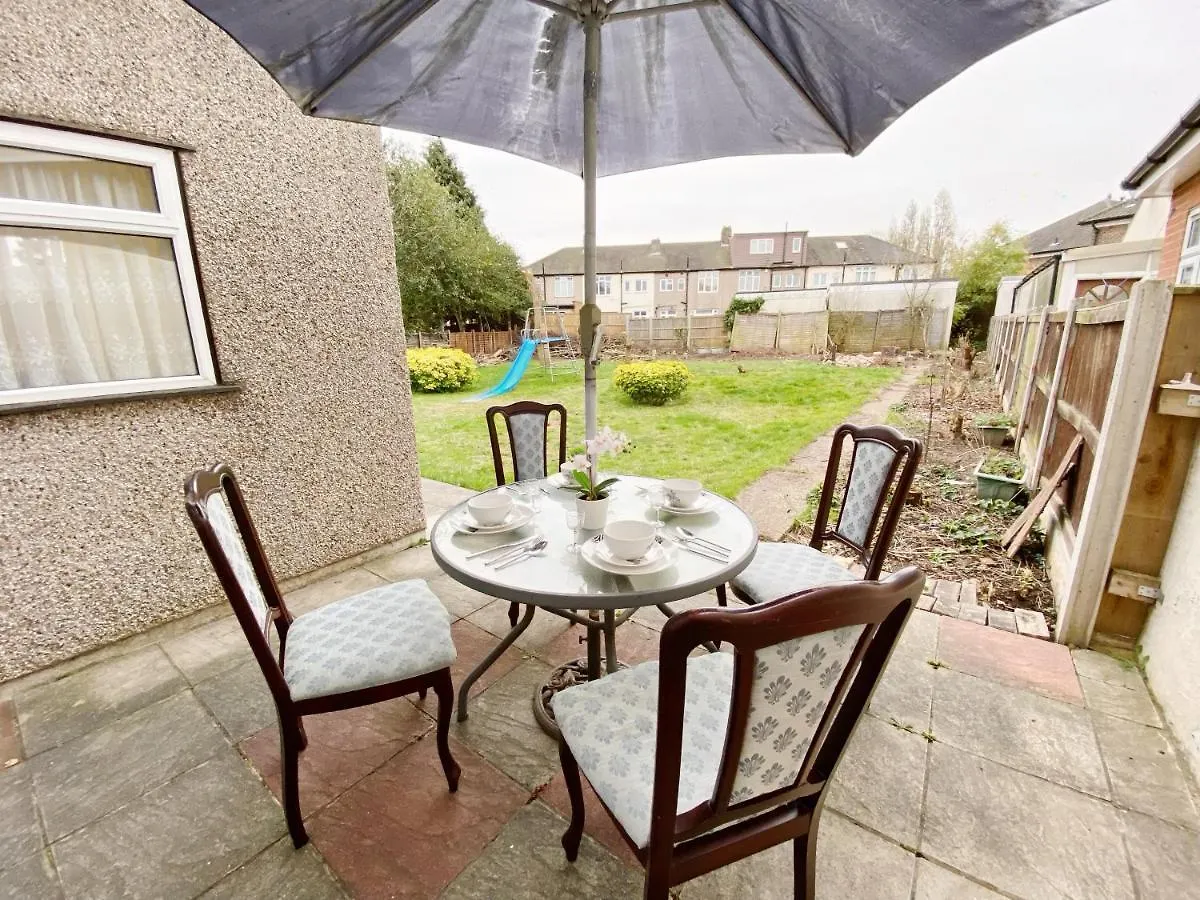 Дом отдыха Вилла Barking London House Sleeps 12 - Parking - Train Tube - Airport Великобритания