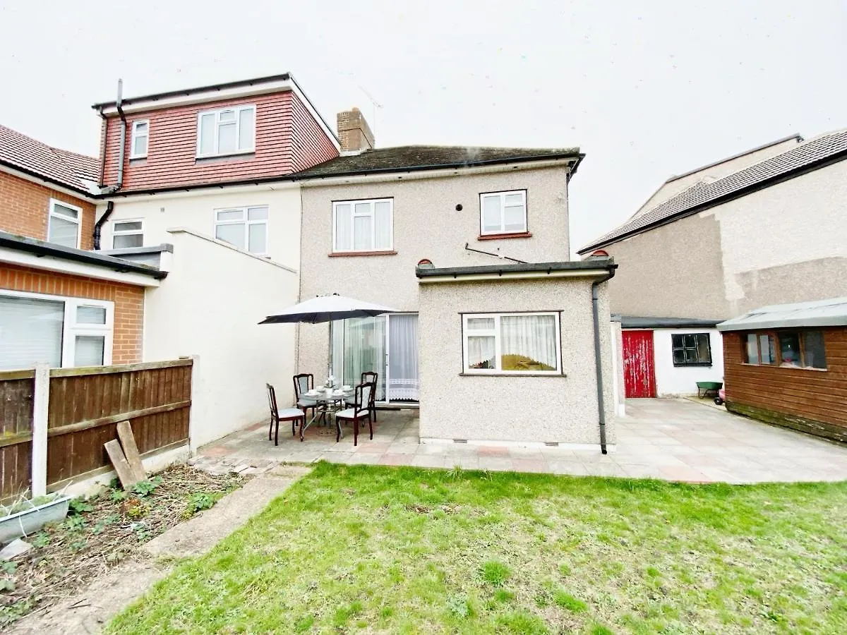 Вилла Barking London House Sleeps 12 - Parking - Train Tube - Airport 0*,