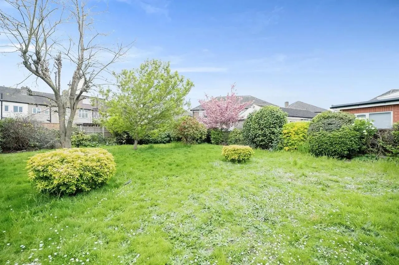 Вилла Barking London House Sleeps 12 - Parking - Train Tube - Airport 0*,  Великобритания