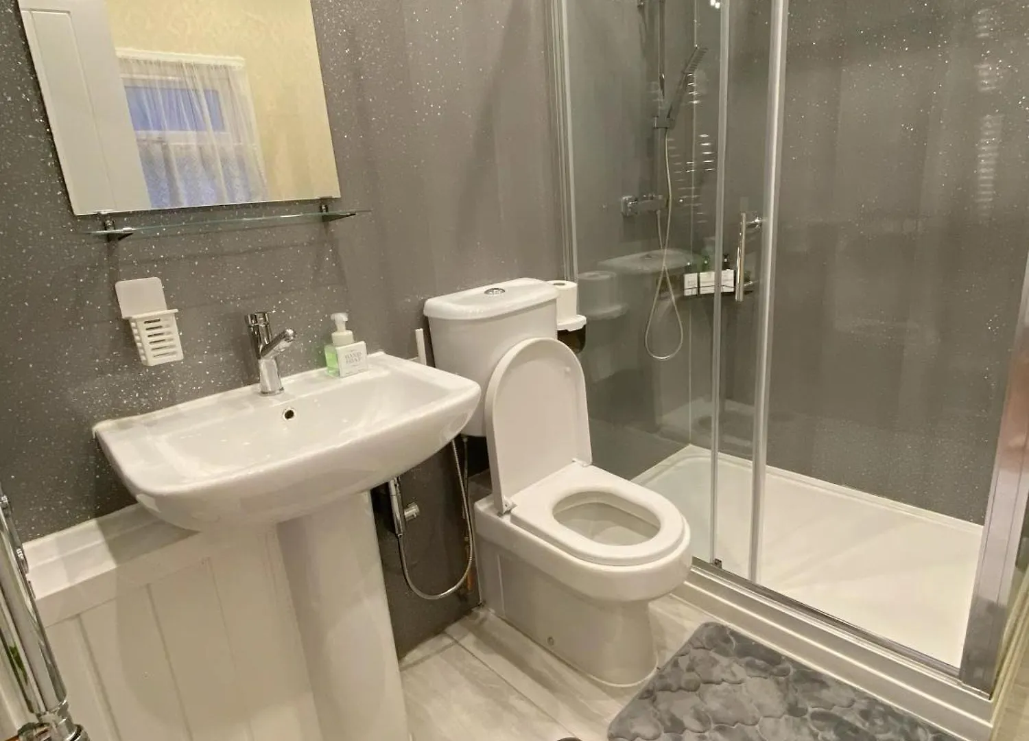 Вилла Barking London House Sleeps 12 - Parking - Train Tube - Airport 0*,