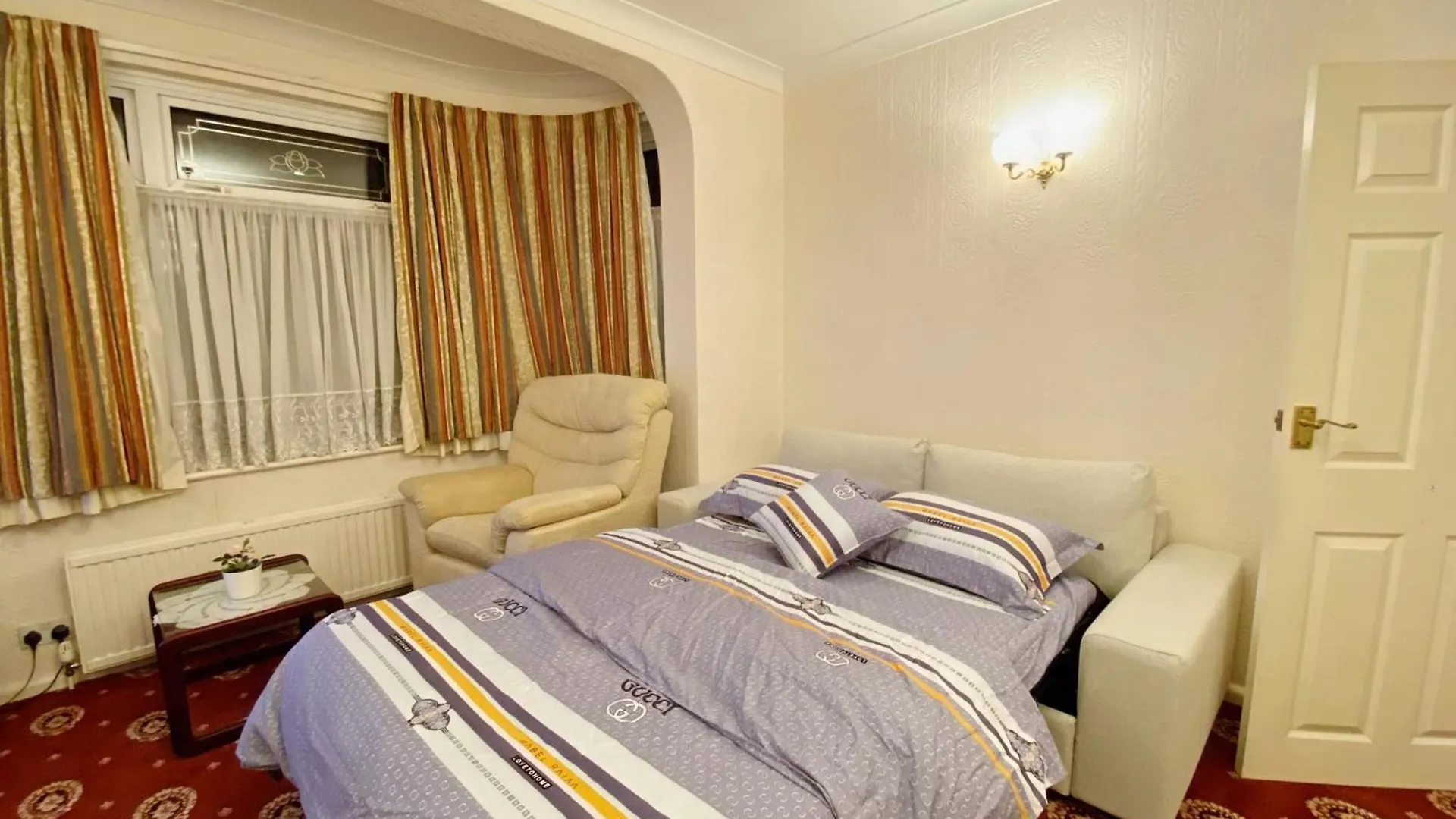 Дом отдыха Вилла Barking London House Sleeps 12 - Parking - Train Tube - Airport Великобритания