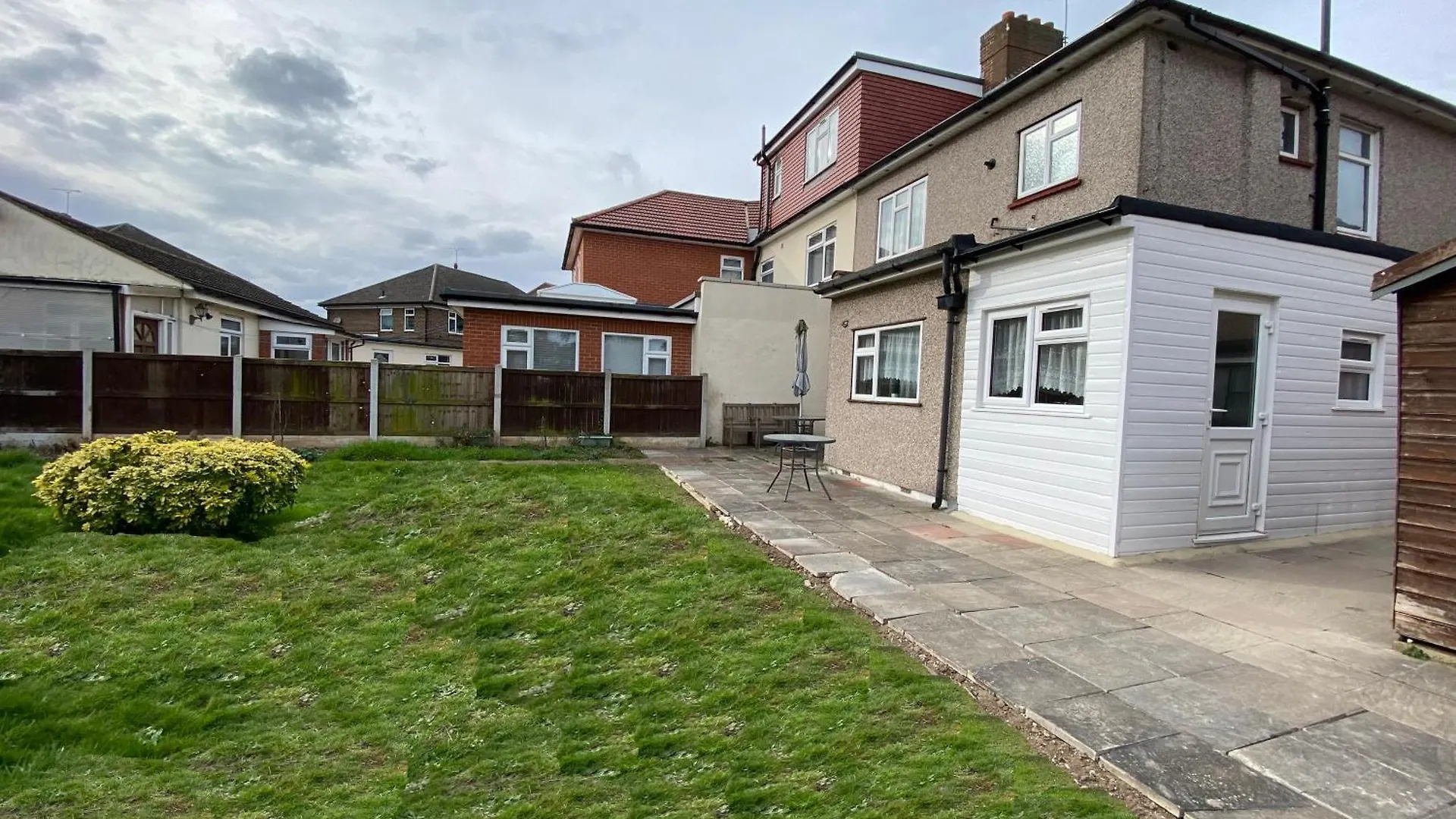 Дом отдыха Вилла Barking London House Sleeps 12 - Parking - Train Tube - Airport