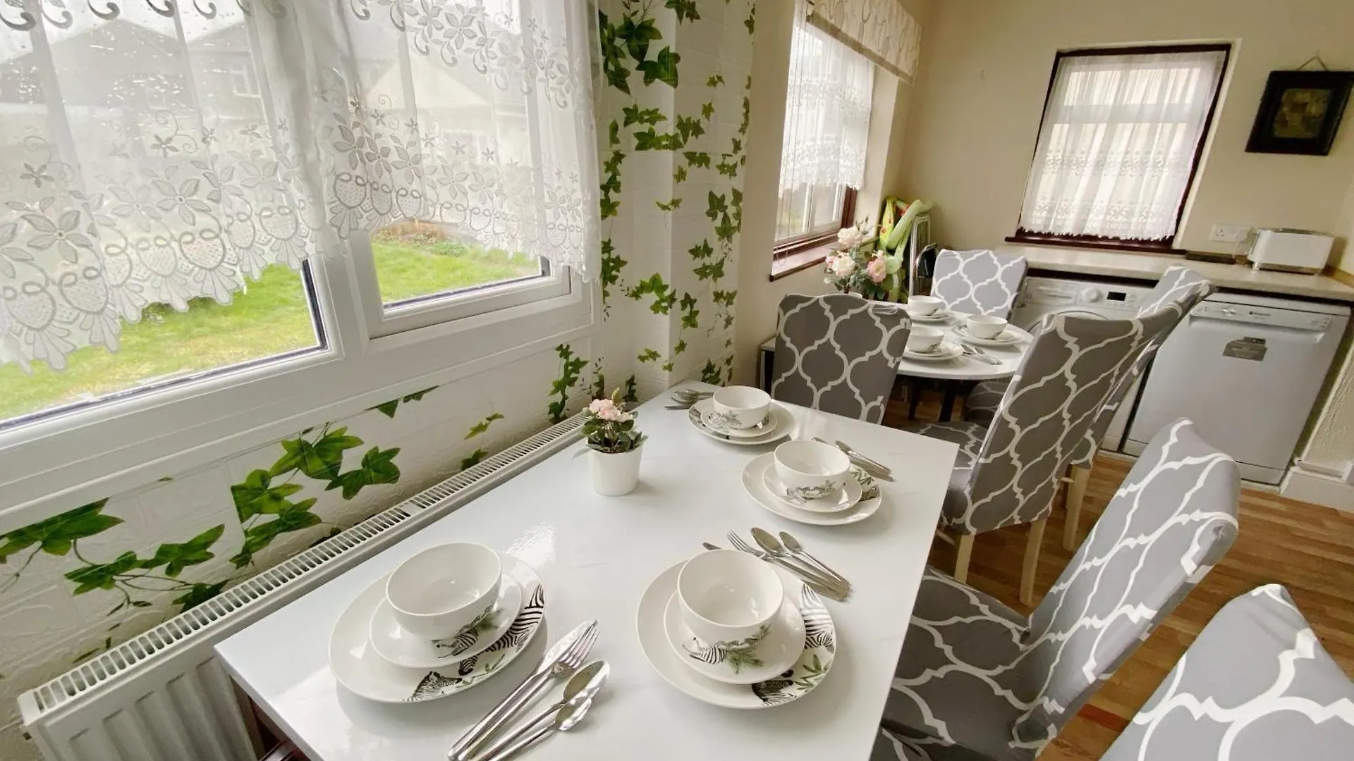 Вилла Barking London House Sleeps 12 - Parking - Train Tube - Airport
