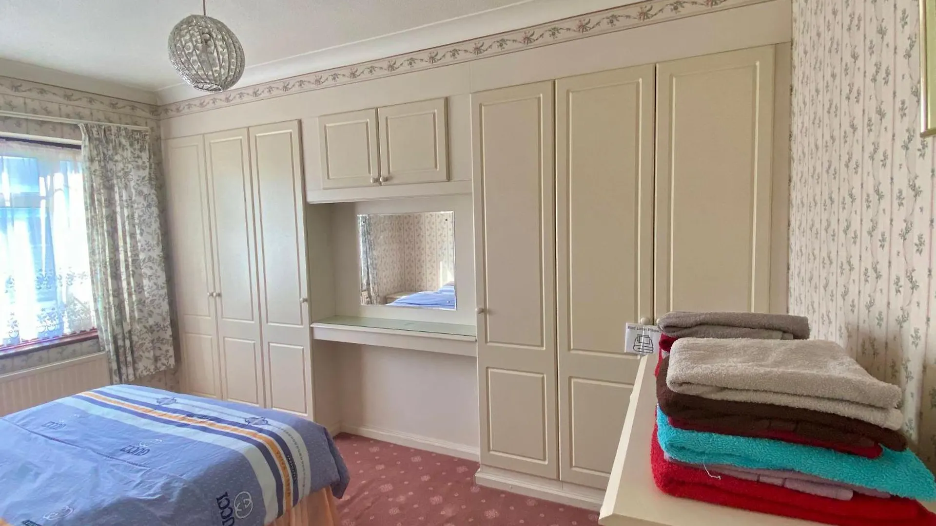 Дом отдыха Вилла Barking London House Sleeps 12 - Parking - Train Tube - Airport