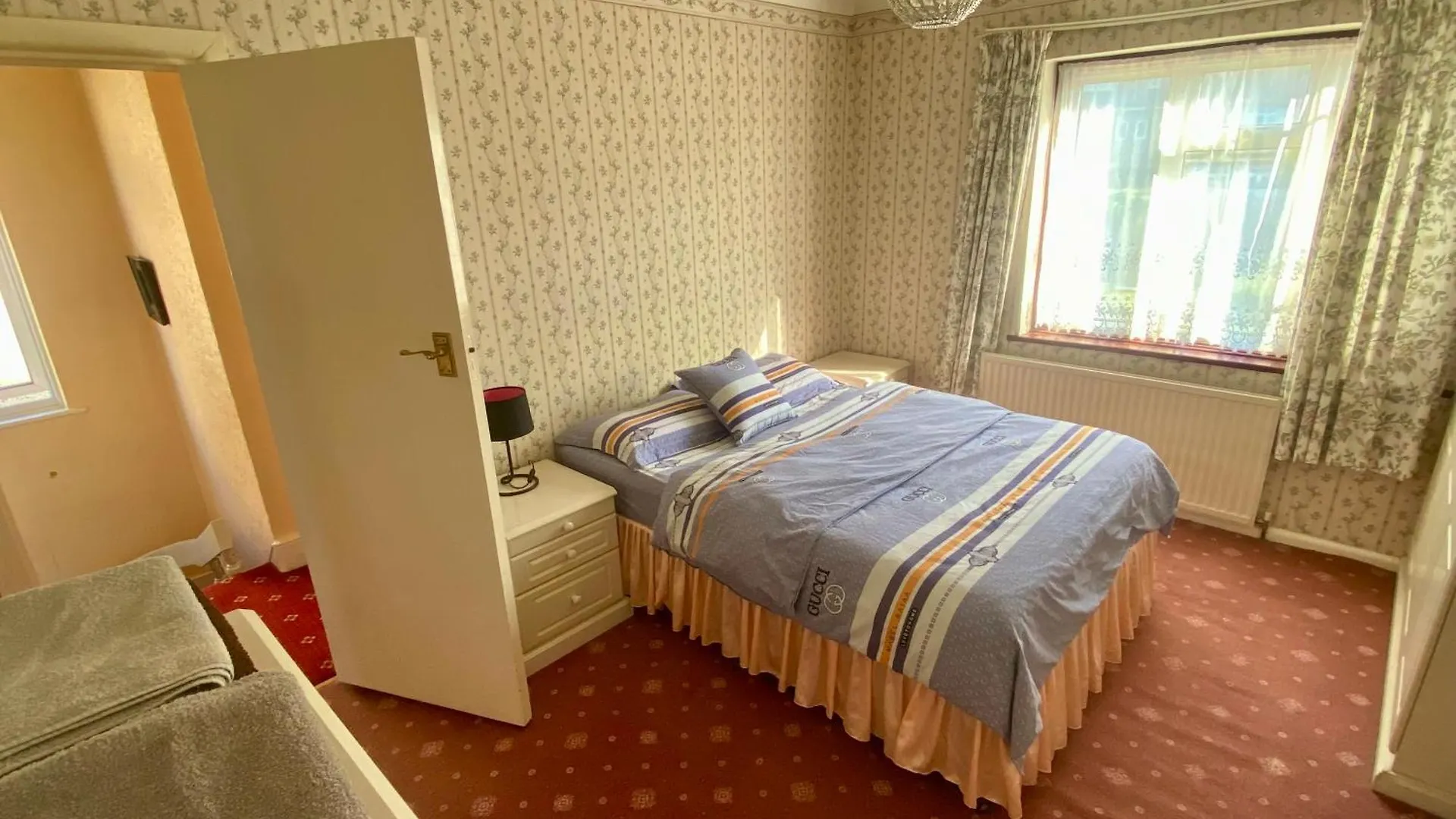 Вилла Barking London House Sleeps 12 - Parking - Train Tube - Airport Великобритания
