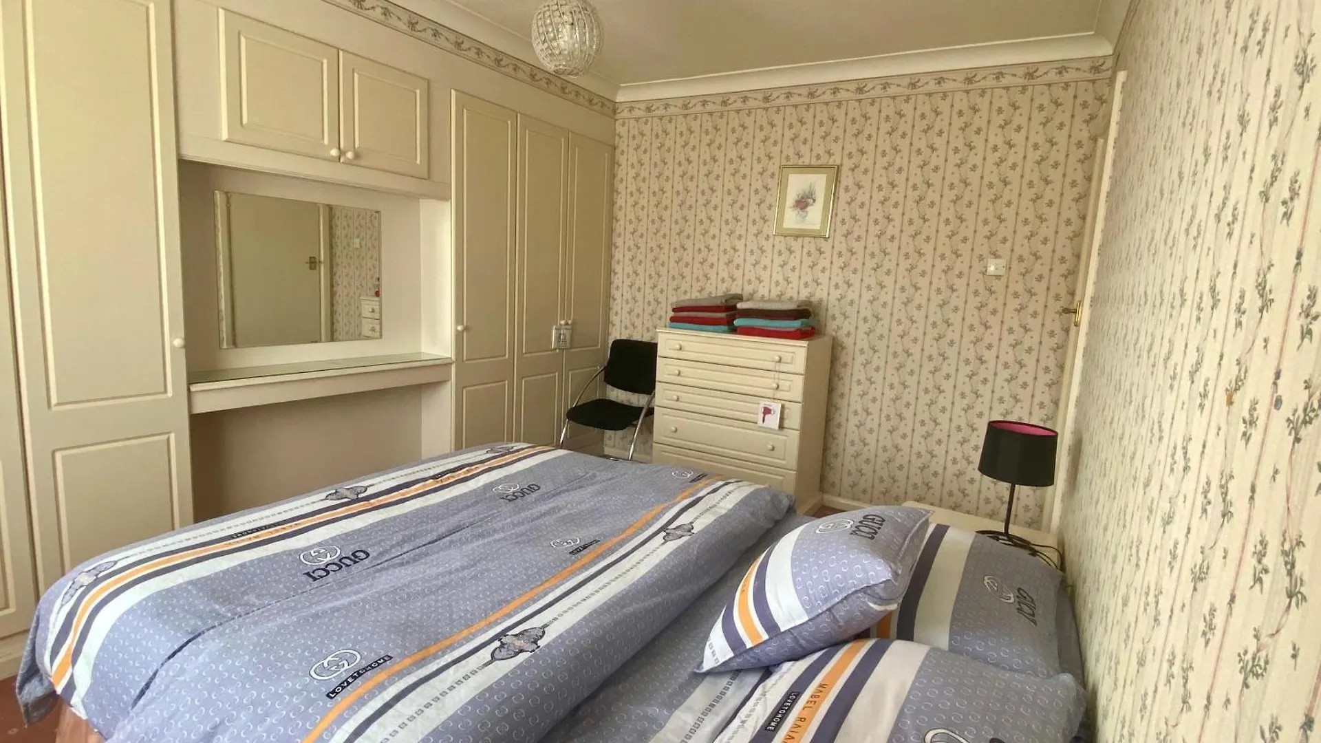 Вилла Barking London House Sleeps 12 - Parking - Train Tube - Airport 0*,