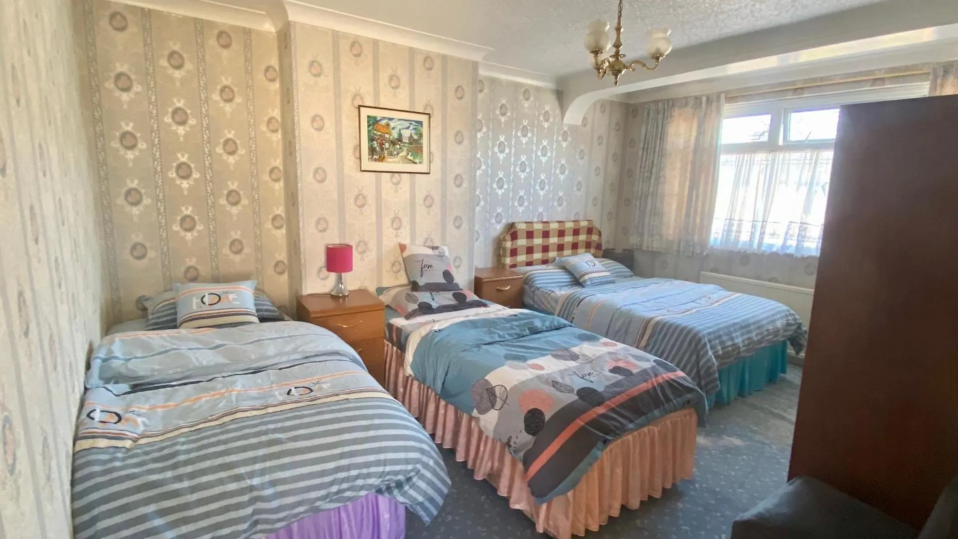 Вилла Barking London House Sleeps 12 - Parking - Train Tube - Airport Великобритания