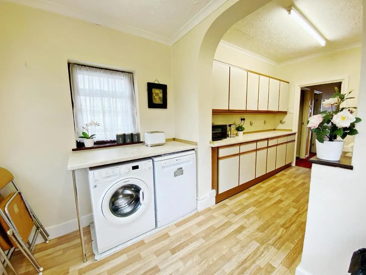Barking London House Sleeps 11 - Parking - Train Tube - Airport contacts